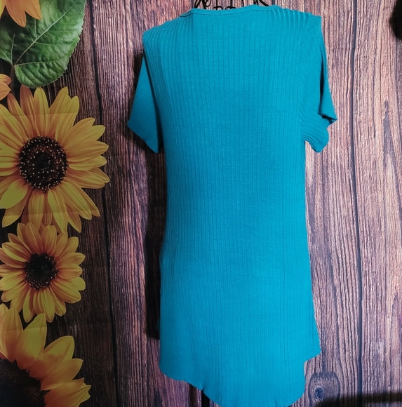 LuLaRoe High-Low Tee - Picture 4 of 10